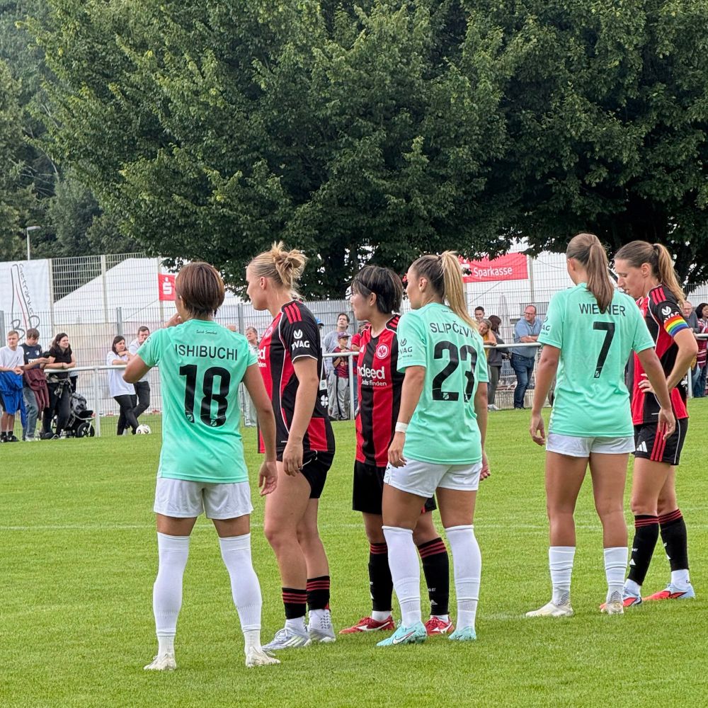 Spielerinnen stehen bereit zum Eckball