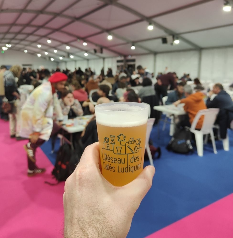 Photo d'un verre de bière dans la tente du Off au Festival International des Jeux de Cannes !