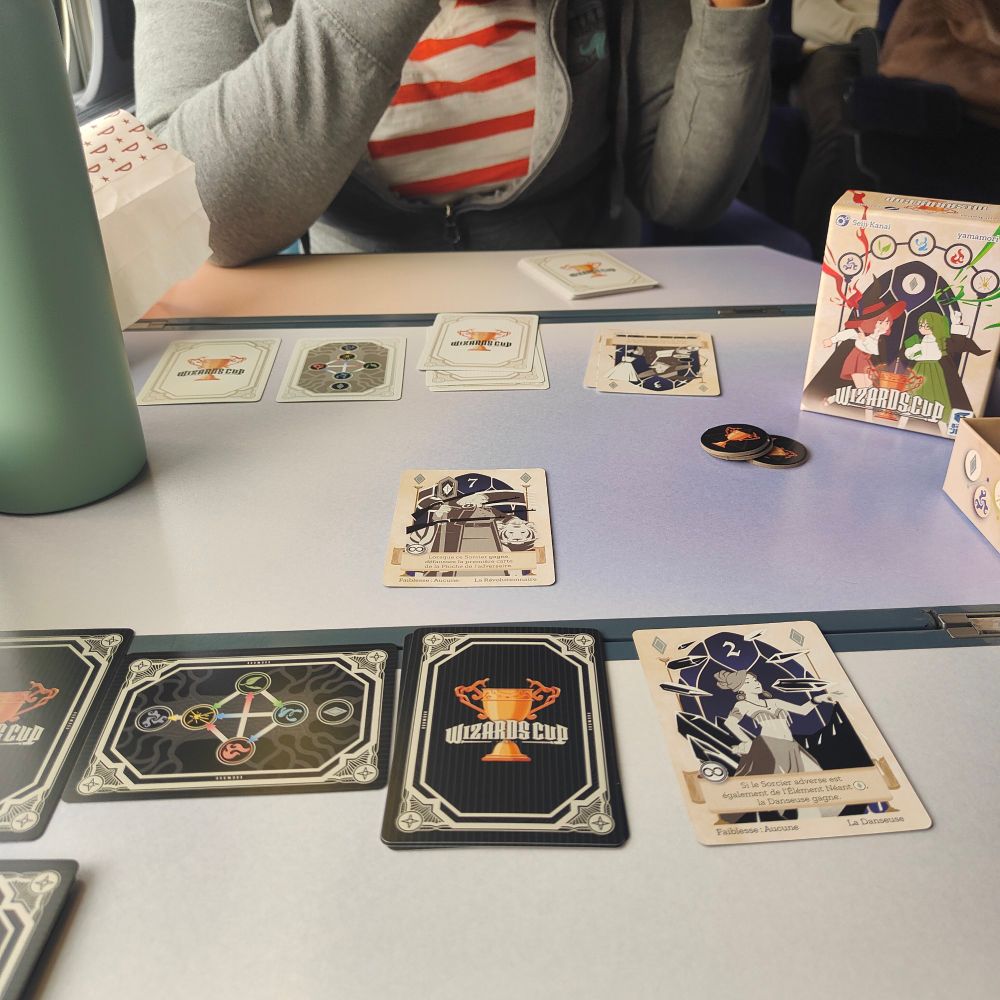 Photo d'une partie de Wizard Cup dans le train en direction de Cannes