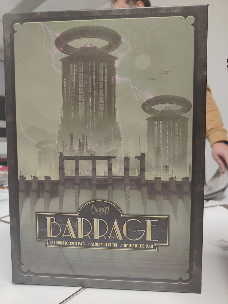 Photo de la boite du jeu de société "Barrage" de Tommaso Battista et Simone Luciani, illustré par Antonio de Luca
