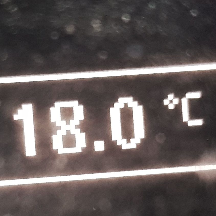 Anzeige von 18 Grad Celsius auf einem digitalen Thermometer.