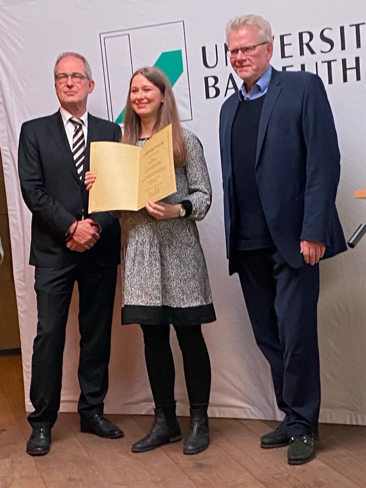 Sabine Netz holding her prize together with the university president and the mayor of Bayreuth