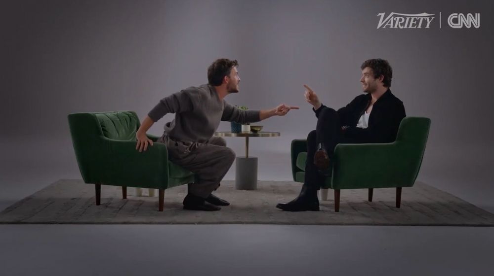 Print da entrevista dos atores Jonhatan Bailey e David Corenswet para a Variety