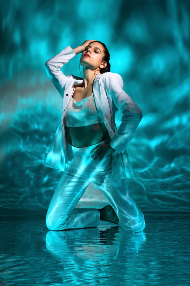https://www.iridatheshapeshifter.com/post/liquid-light