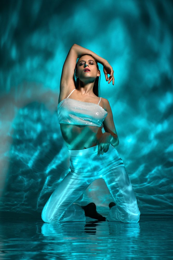 https://www.iridatheshapeshifter.com/post/liquid-light