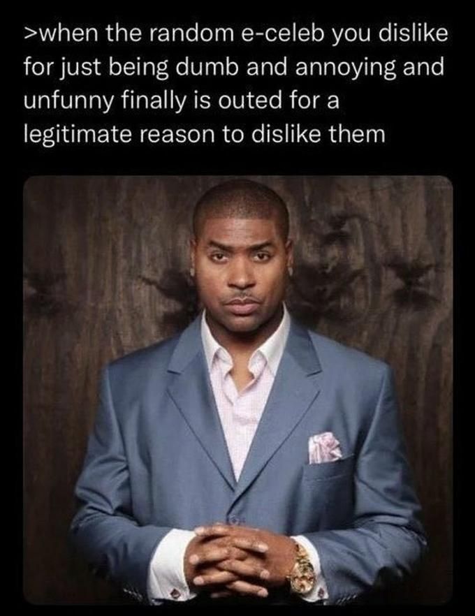 Foto de um cara de terno olhando bem sério para a câmera com a legenda: when the random e-celeb you dislike for just being dumb and annoying and unfunny finally is outed for a legitimate reason to dislike them