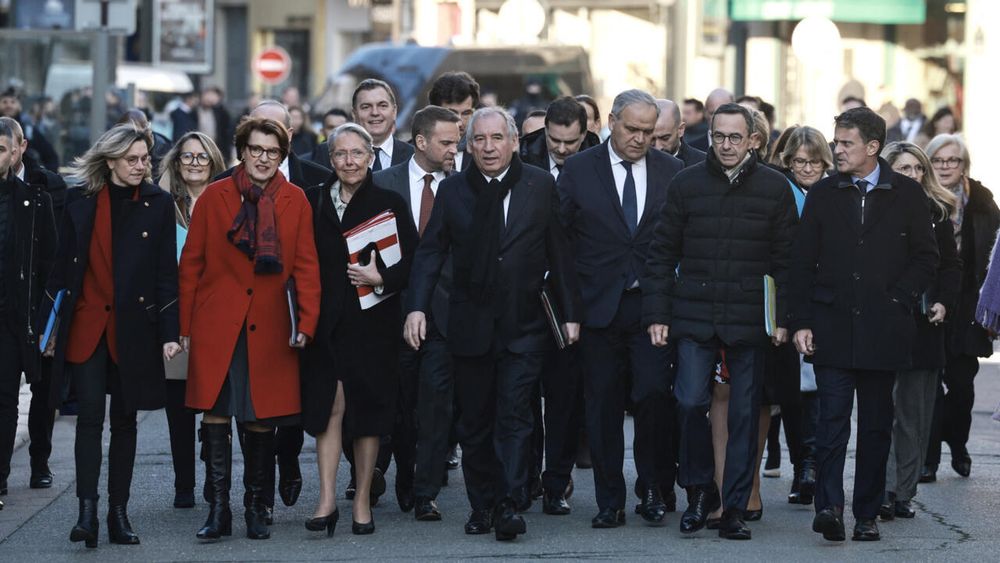 Photo de tous les membres du gouvernement Bayrou, marchant de front dans la rue, telle une équipe d'héro·ïnes de film d'action venant de team up pour sauver la France.