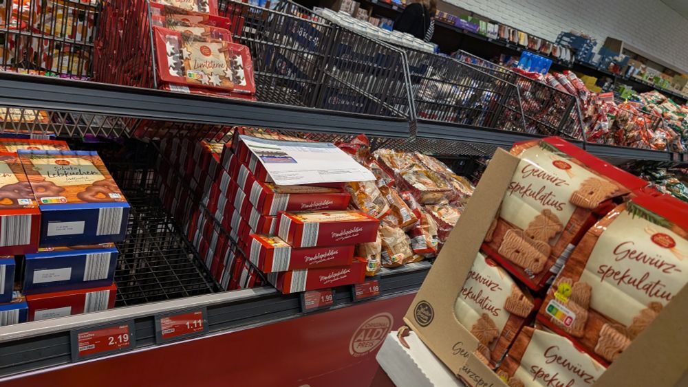Aldi Regal wird eingepackt mit Weihnachtssüßigkeiten 