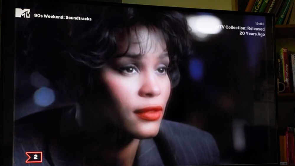 Fernseher auf dem grad "I will always love you" von Whitney Houston läuft 