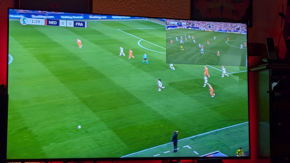 Zwei Fußball-Spiele laufen zeitgleich als Bild-im-Bild