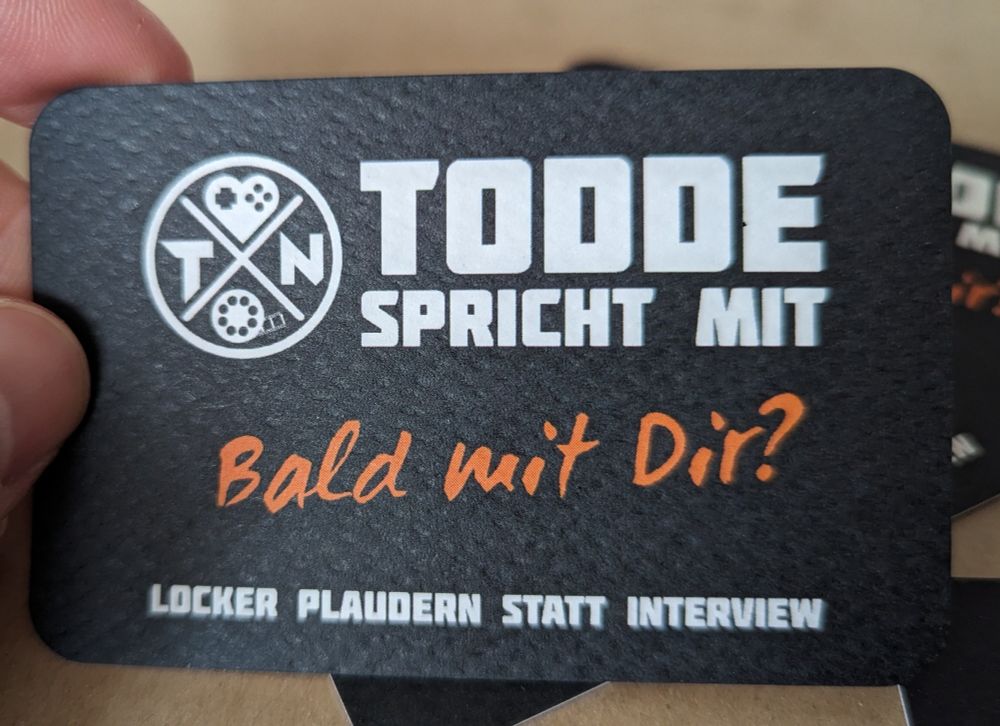 Neue Visitenkarte Vorderseite mit sichtbarer Struktur des Papiers.