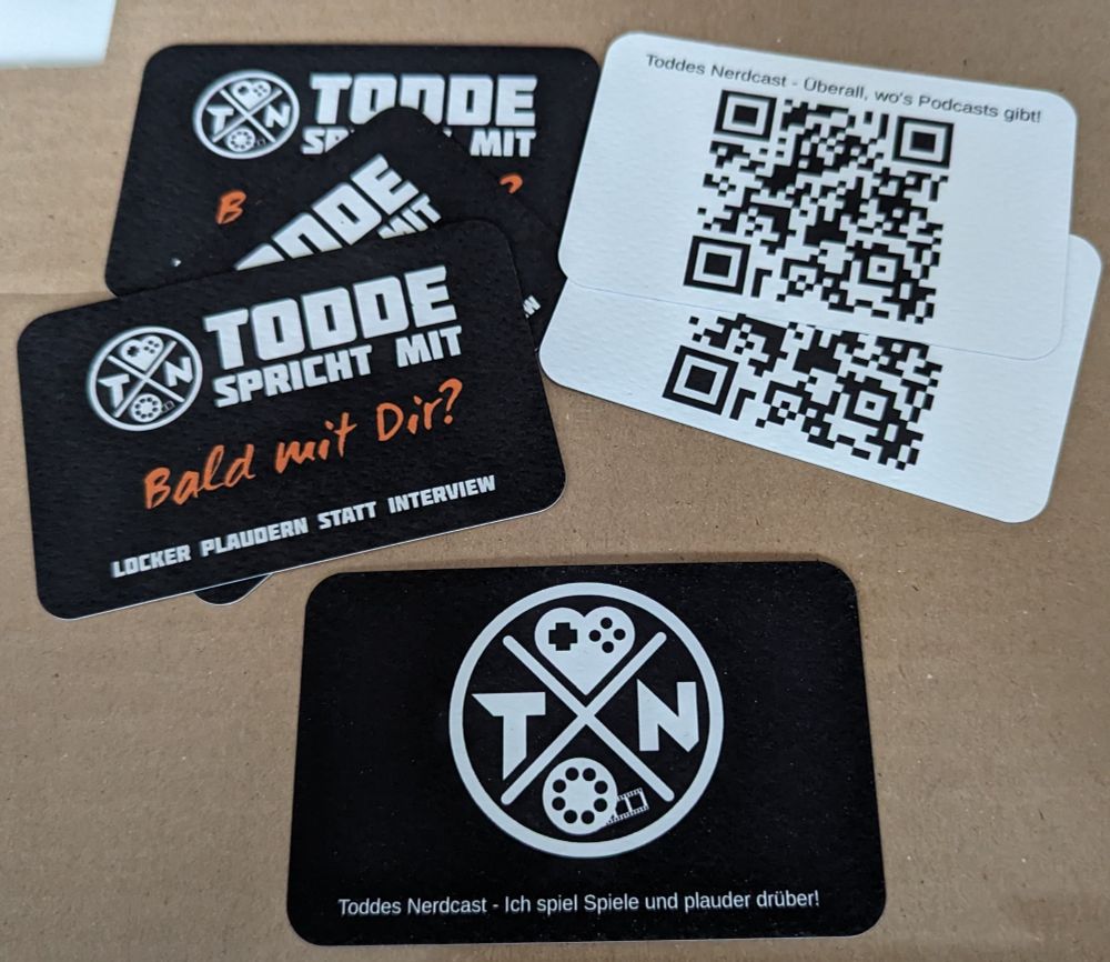 Neue Visitenkarte, links oben Vorderseite, rechts oben Rückseite.
Unten zentriert Vorderseite alte Visitenkarte.