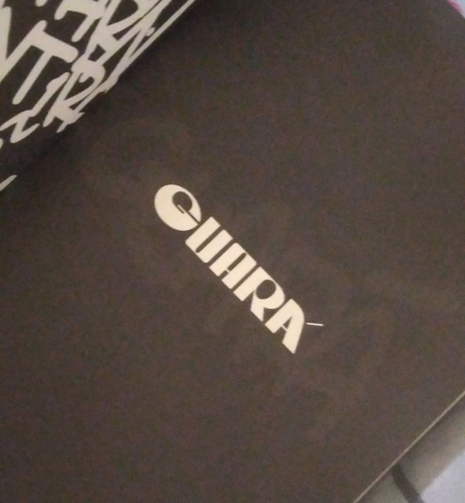 Foto da contra capa do livro/HQ, mostra o nome da editora Guará em branco sob um fundo preto.