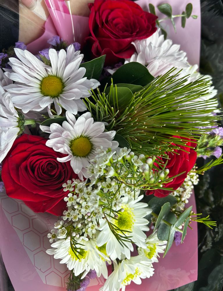 Flower bouquet with red roses and white daisies 
