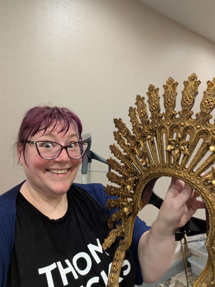 Jess holding Elaida's gold headdress from season 3 episode 8.