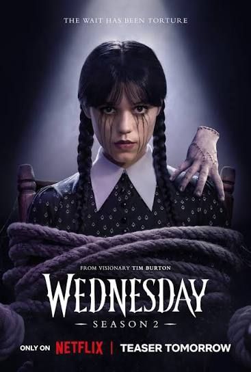 Pôster da segunda temporada de Wednesday, com ela sentada numa cadeira, amarrada, e com lágrimas pretas escorrendo por seu rosto. Thing está sem seu ombro esquerdo.