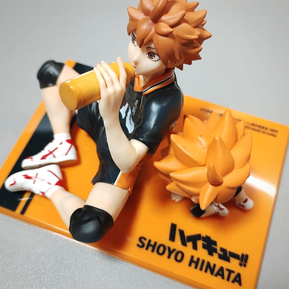フィギュアの写真
オレンジ色の板の上に
ハイキュー日向翔陽のフィギュアが
大小並んでいる