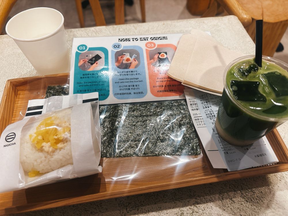 말차와 직접 김을 싸서 먹는 주먹밥이다. 