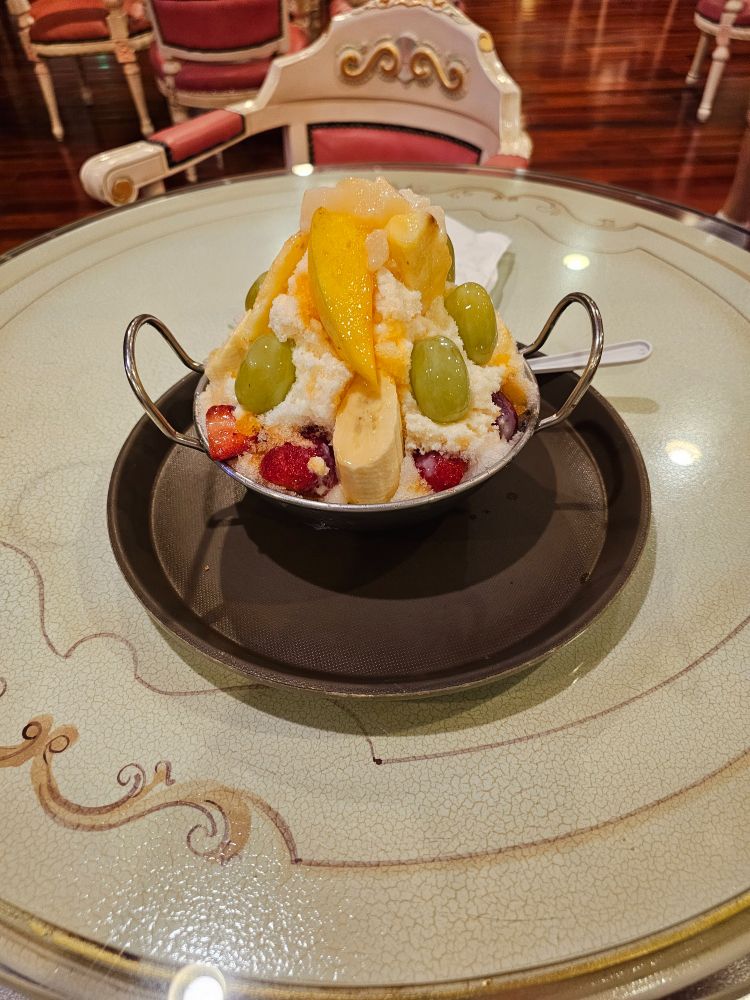 Large pot bingsu with fresh fruit