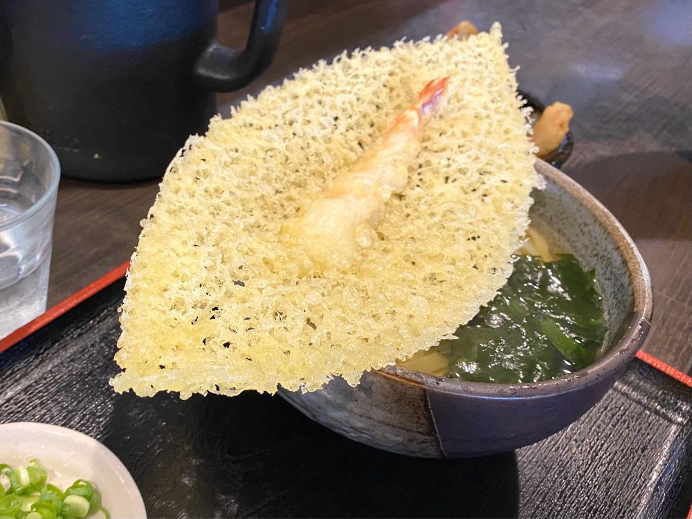 木の葉の形をした、海老天！でっかい！！崩してたぬきうどんのようにして、と書いてあったけど、このまま食べてももちろんうまい
