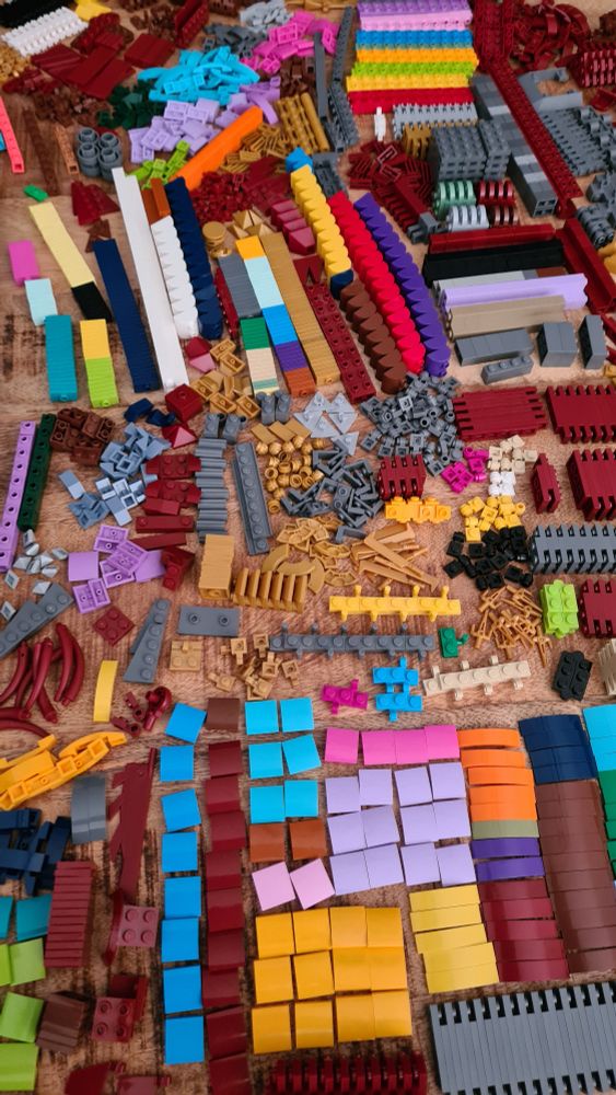 Een tafel vol met verschillende lego steentjes 