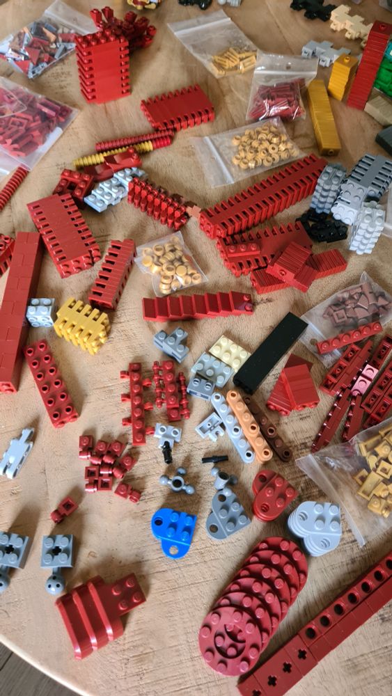 Een tafel vol met blokjes