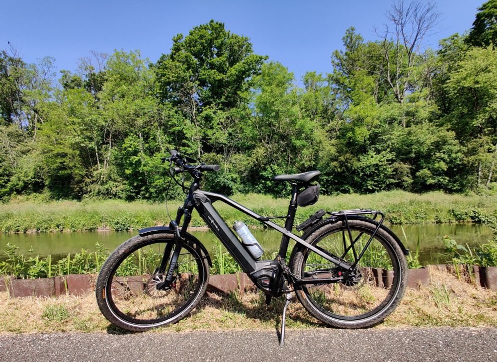 Schwarzes Fahrrad steht am Rand eines Radweges entlang der Saar.