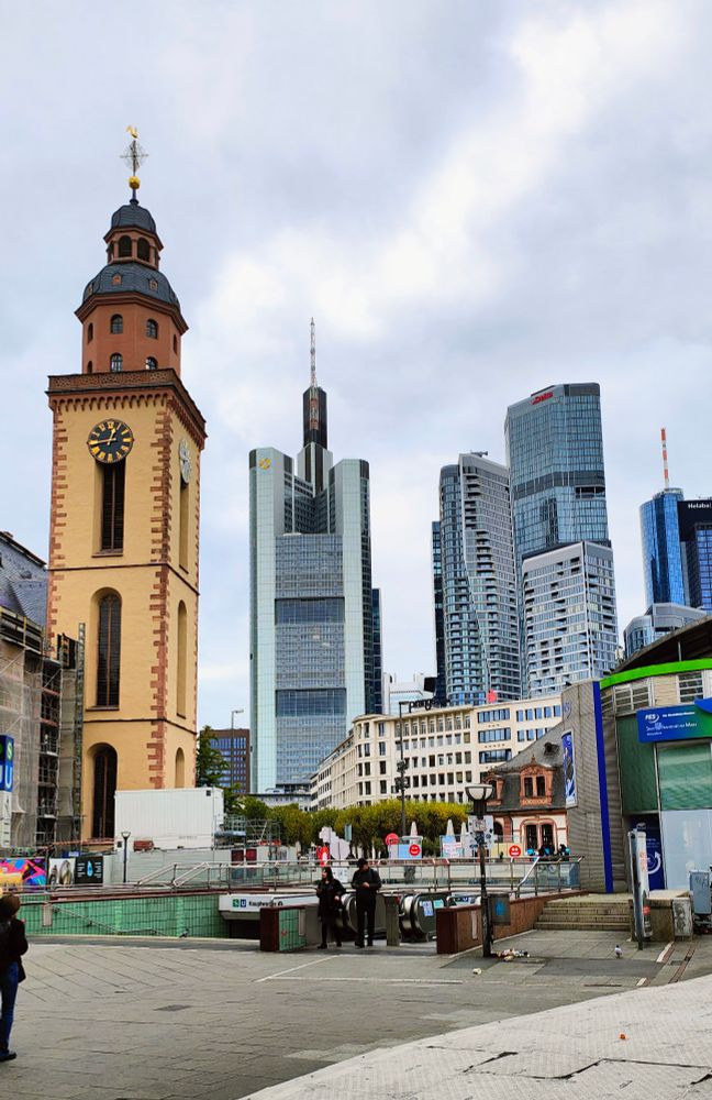 Katharinenkirche, Commerzbank Tower, Deka Tower von der Hauptwache Frankfurt am Main gesehen. Der Himmel ist bedeckt.
