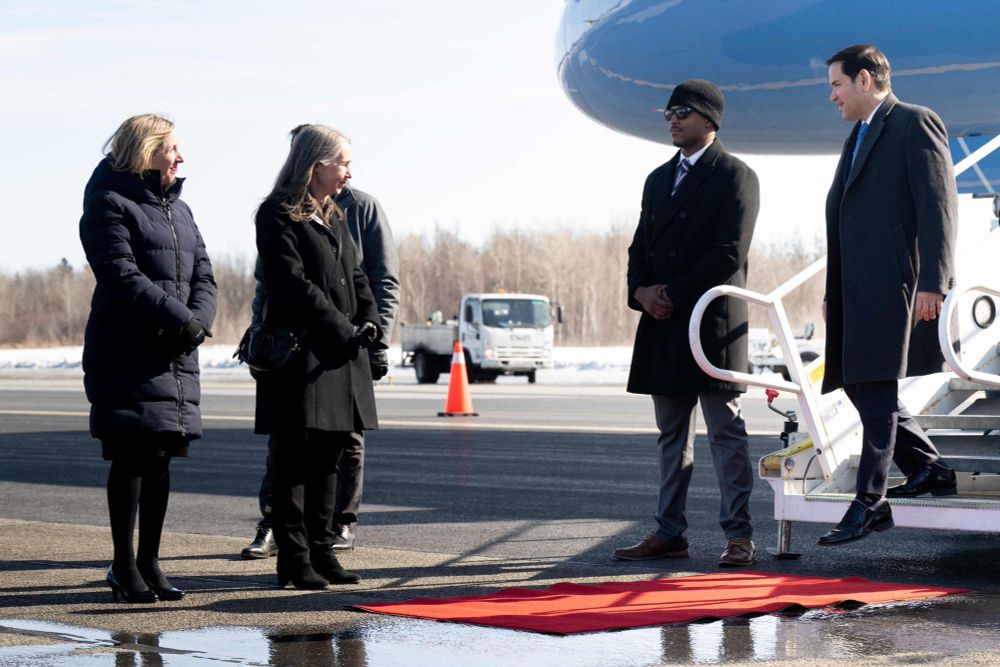 Marco Rubio gets off a plane to a postage stamp sized red carpet 