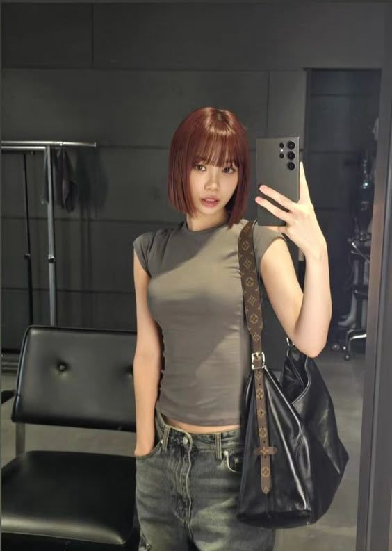 le sserafim chaewon rocking a cunty red bob 