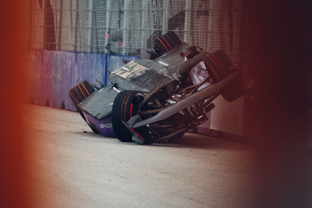 The inverted Porsche Formula E car of Pascal Wehrlein lies on its halo after an incident during the São Paulo ePrix.