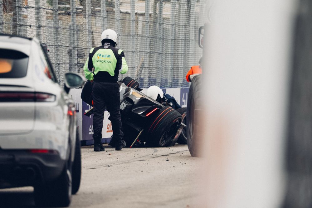 The extrication and medical teams arrive on the scene of Pascal Wehrlein’s crash.