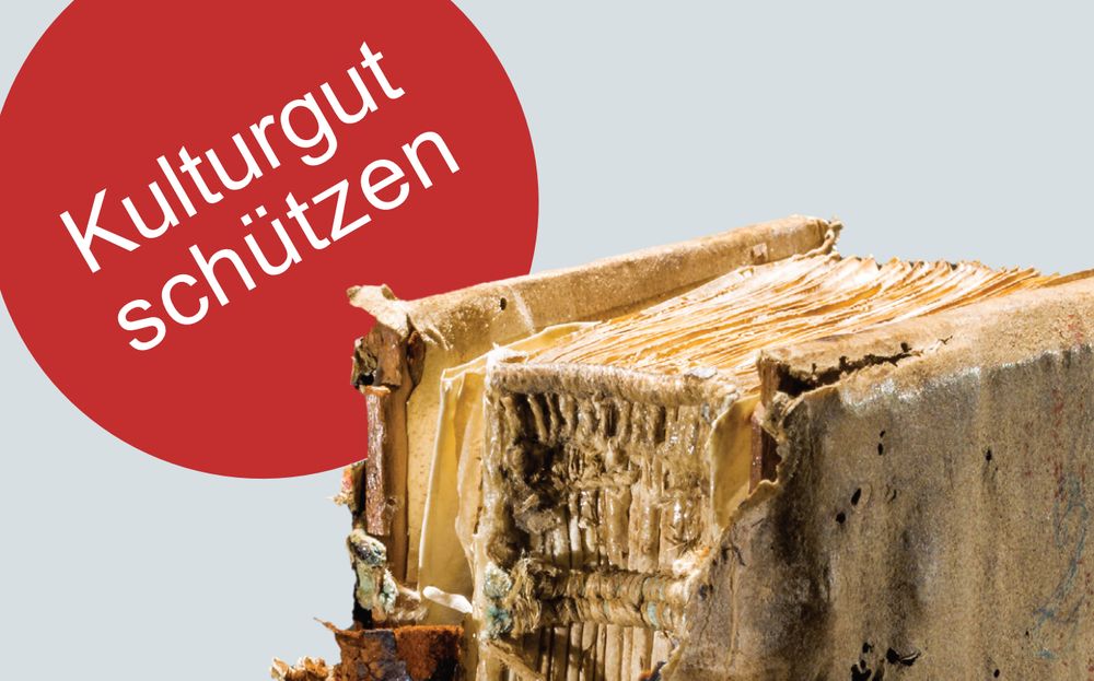 Schriftzug mit "Kulturgut schützen". Davor ist ein beschädigter Einband zu sehen. Foto © Jörg F. Müller