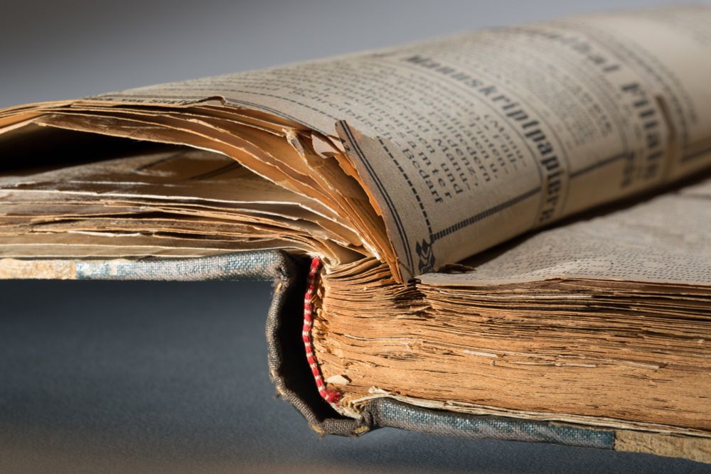 Ein von Säurefraß betroffener Band. Foto © Staatsbiliothek zu Berlin - Preußischer Kulturbesitz, Jörg F. Müller