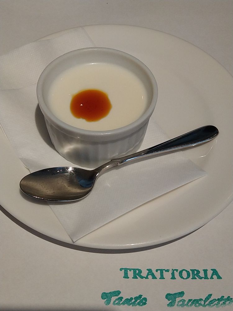 白い小さなカップに入ったなめらかなデザート