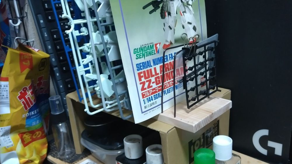 百均の板に針金曲げて差し込んだだけのパーツ整理棚