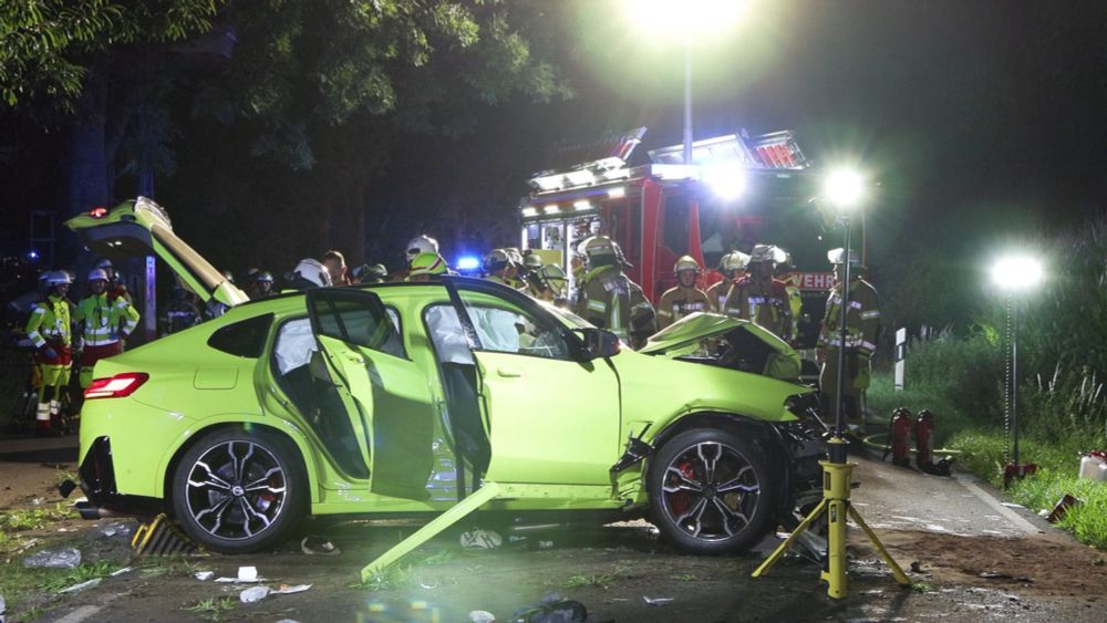 Bei einem Verkehrsunfall in Monheim sind in der Nacht zwei Jugendliche getötet und drei weitere lebensgefährlich verletzt worden.