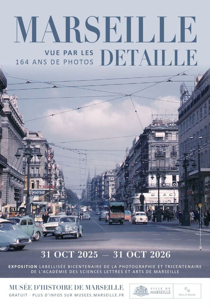 affiche de l'exposition : Marseille vue par les Detaille au Musée d'Histoire de Marseille. La photo date probablement des années 50, voitures d'époque sur la Canebière, tout au fond on distingue les flèches de l'église des Réformés, le Vieux-Port est donc derrière nous