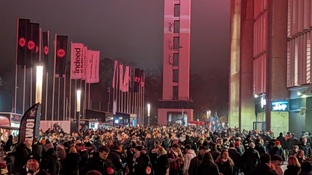 Viele Menschen vor einer Tribüne 