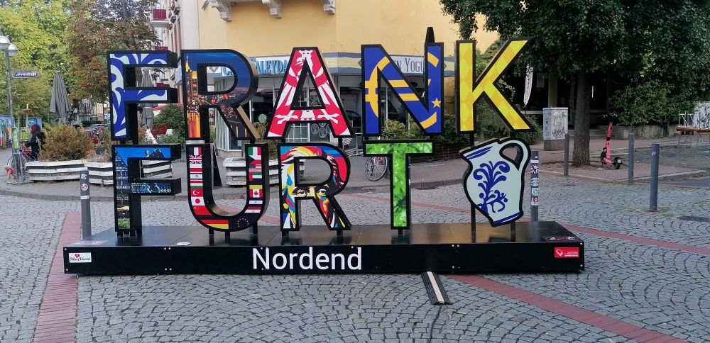 Große bunte Buchstaben Installation ergibt Wort 