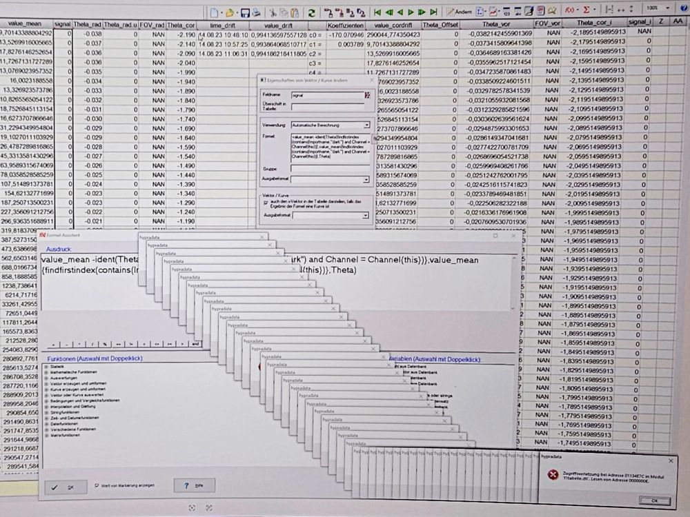 Ein Computerbildschirm zeigt eine Datenanalyse-Software mit einer Tabelle voller Zahlen und Spaltenüberschriften. Mehrere Fenster einer Fehlermeldung sind übereinander gestapelt und verdecken den größten Teil des Bildschirms.