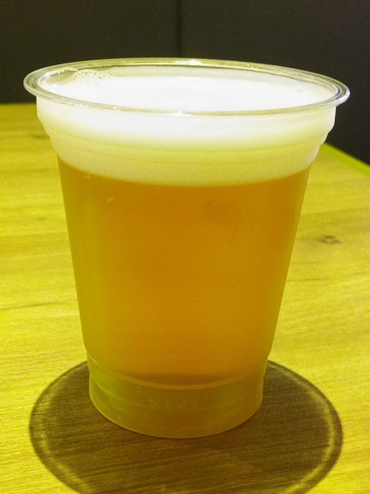 透き通った黄色い液体の上に白い泡がのっています。まぎれもなくアイスです。700円でした。