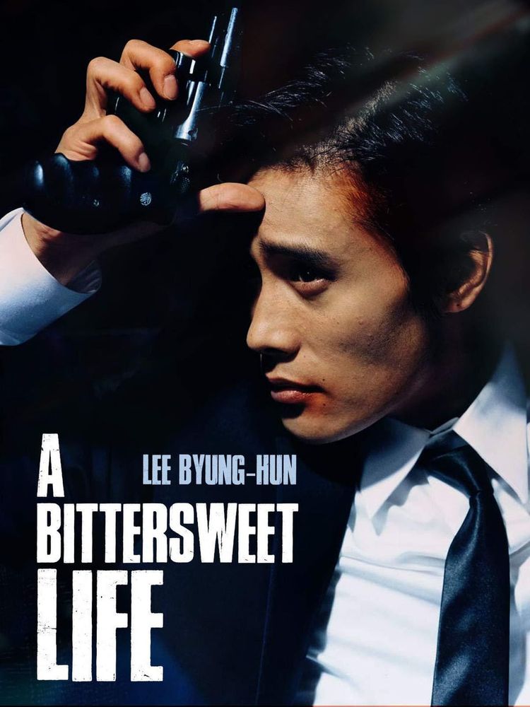 Filmplakat für "A Bittersweet Life" mit Lee Byung-hun. Es zeigt den Schauspieler in Nahaufnahme, von der Seite beleuchtet, in einem Anzug mit weißem Hemd und dunkler Krawatte. Er hält eine dunkle Pistole an seine Schläfe. Die Titel des Films und sein Name sind groß in weißer Schrift zu sehen. Er hat eine leichte Verletzung an der Lippe.
