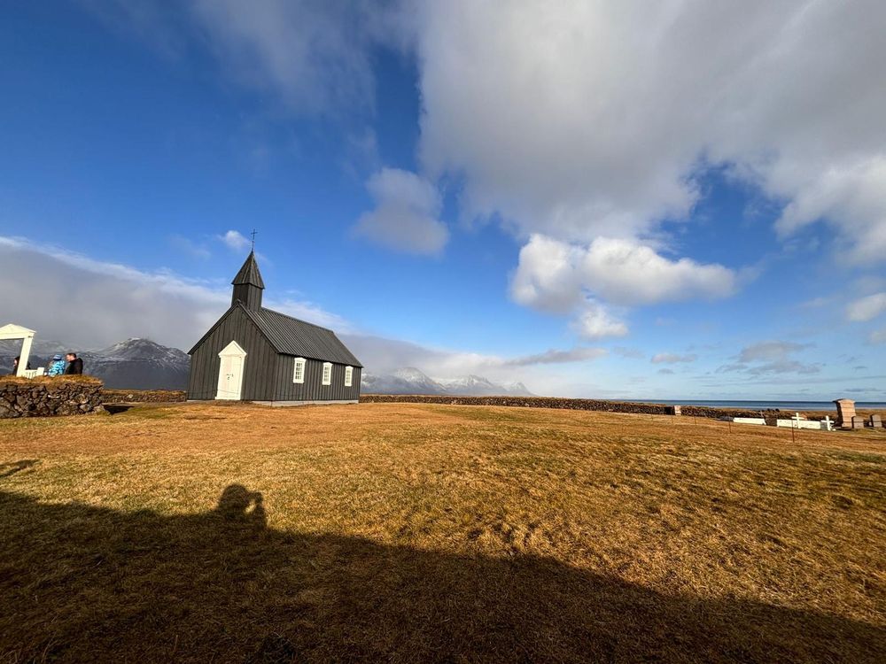 Picture of an icelandic church near the coastline