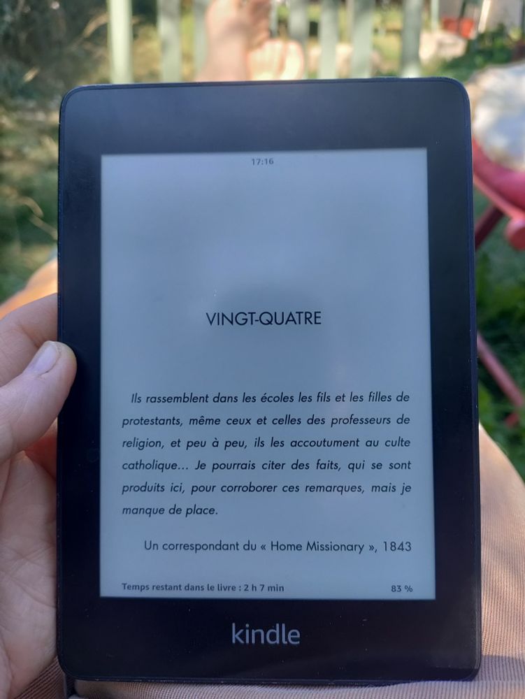 Photo de ma liseuse. On peut lire le chapitre, VINGT-QUATRE, puis, en italique  "Ils rassemblent dans les écoles les fils et les filles de protestants, même ceux et celles des professeurs de religion, et peu à peu, ils les accoutument au culte catholique… Je pourrais citer des faits, qui se sont produits ici, pour corroborer ces remarques, mais je manque de place. Un correspondant du « Home Missionary », 1843"
