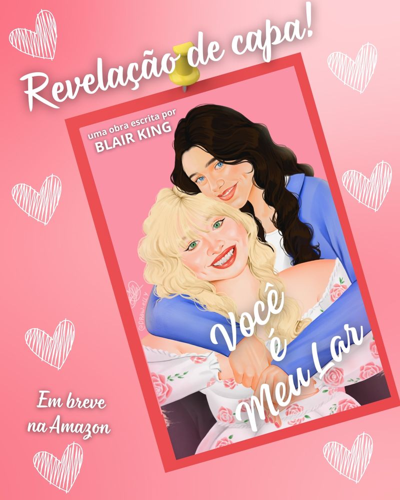 Banner rosa claro com corações em branco com textura de giz e o texto: Revelação de capa, em breve na Amazon. A capa ilustrada de Você é meu lar é de um casal de mulheres. A primeira está na frente, aparecendo o busto. Ela é branca, gorda, tem olhos verdes, e usa um vestido tomata que caia de verão branco com rosas. Seu cabelo loiro é de tamanho médio e cacheado. Tem presas de vampira. A outra jovem está atrás dessa, a abraçando. Ela é branca bronzeada, olhos azuis e cabelo castanho escuro ondulado e comprido. Usa uma regata branca, moletom azul aberto e calça jeans preta com rasgos nos joelhos. As duas estão sorrindo. O fundo é roda escuro.