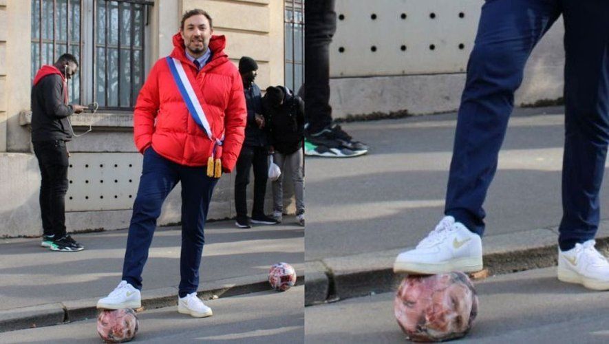 Un député LFI a un ballon au pied représentant la tête de Dussopt