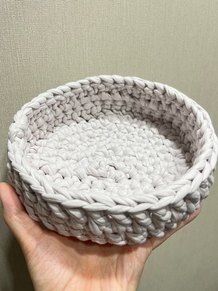 Tシャツヤーンで編んだ小物入れ