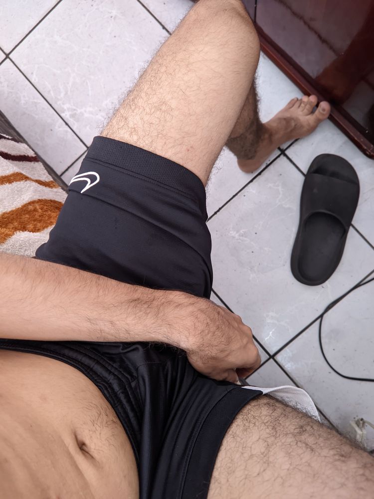 Pau marcando no short de jogar bola