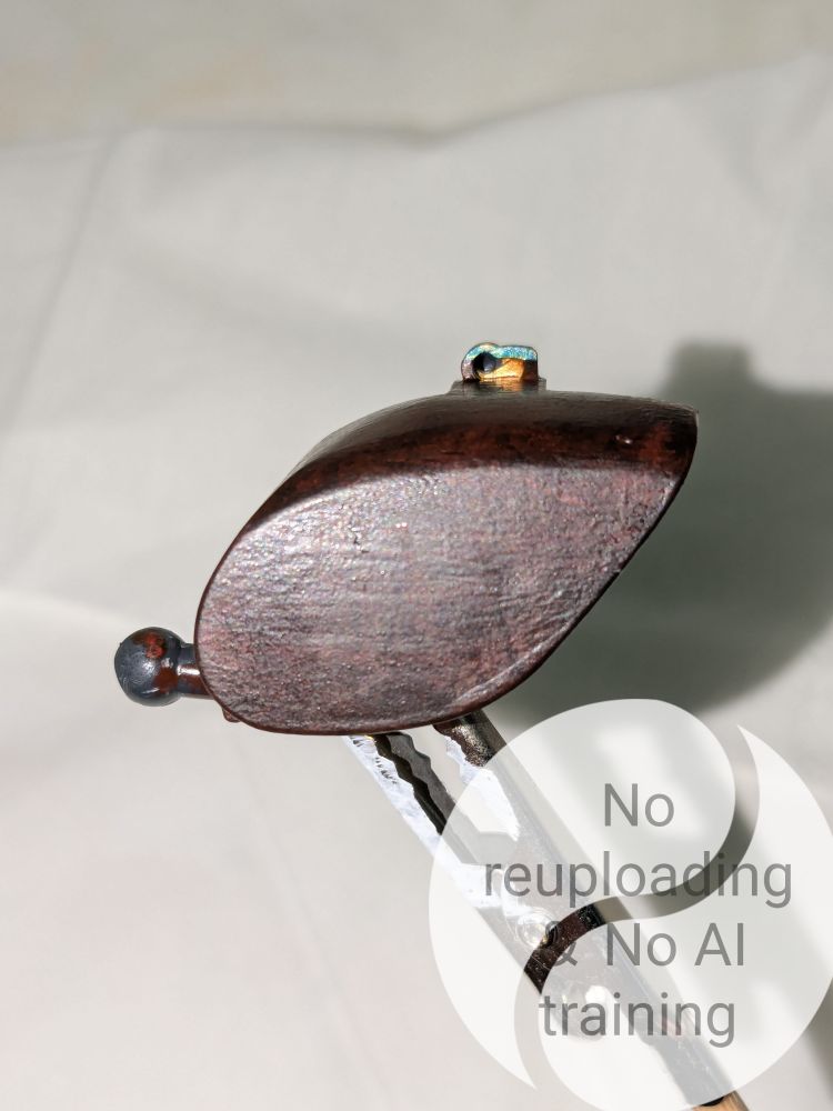 プラモデルのパーツが、暗めの茶色で木目調に塗られている。